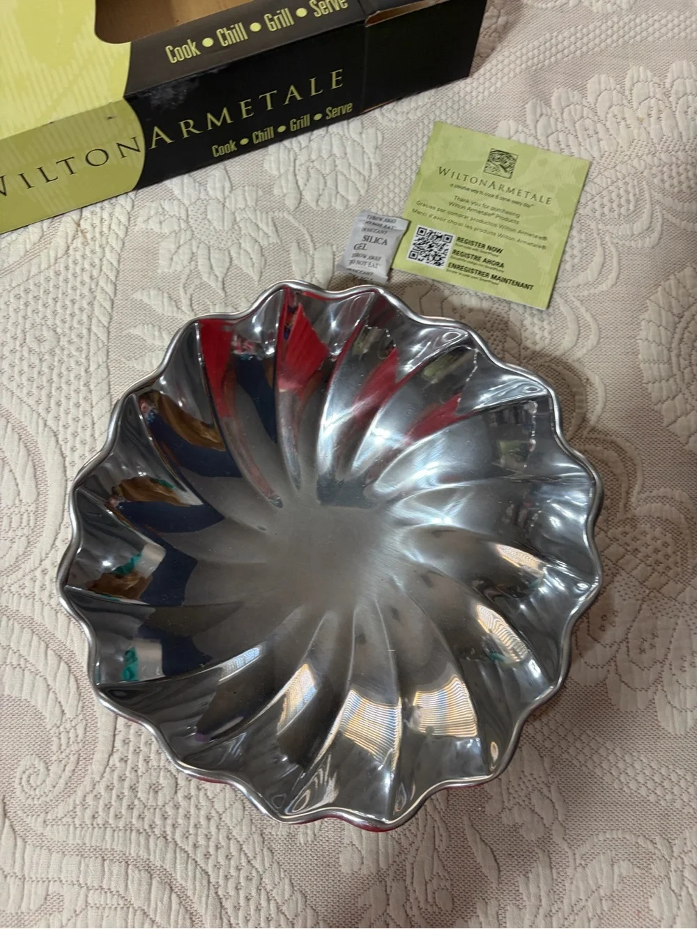 Wilton Armetale Eddy 2 quart bowl NWT beautiful cook and serve wear versatility